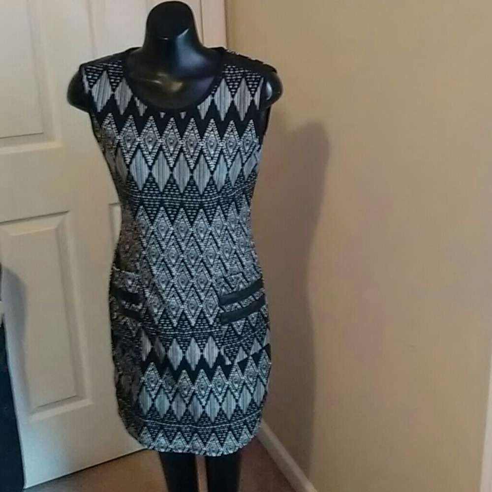 Black and white stretch dress with front pockets